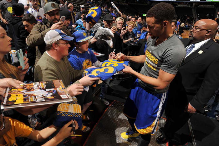 Stephen-Curry-fans.jpg